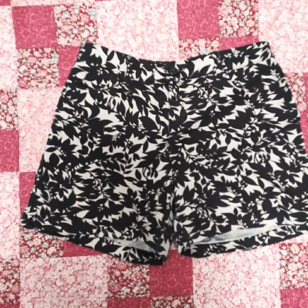 Lee size 12 b/w floral print shorts